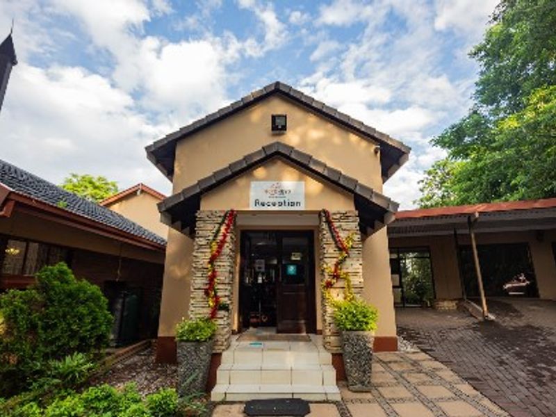 Beautiful, Tranquil Chartwell Guest Lodge For Sale - Photo 2