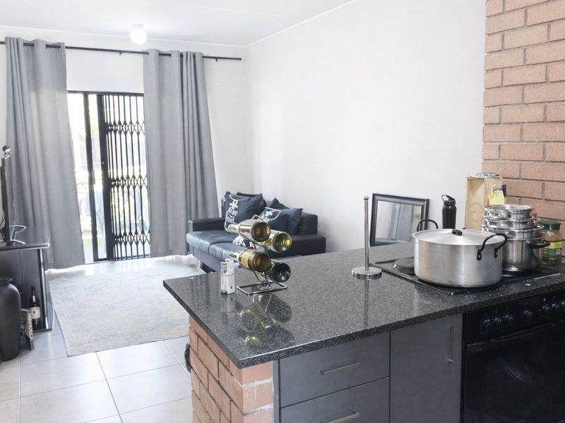 2-Bedroom, 2-Bathroom Apartment For Sale in Waterfall Ridge - Photo 3