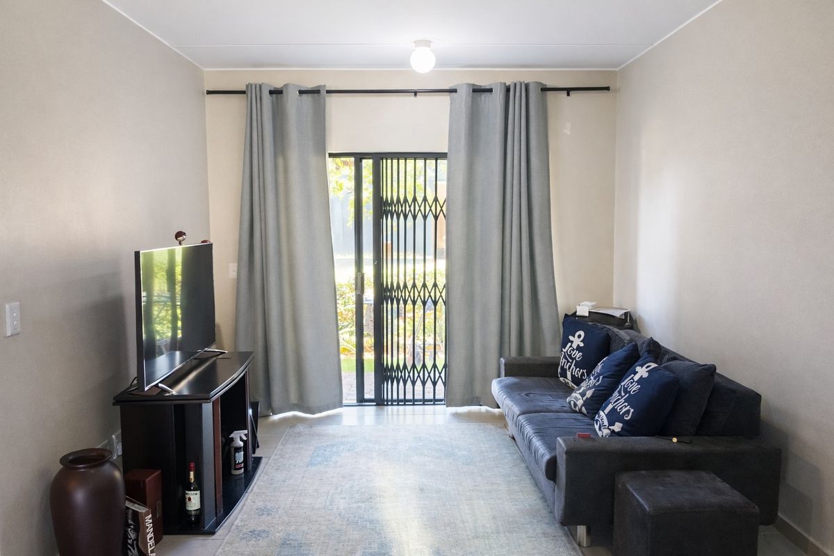 2-Bedroom, 2-Bathroom Apartment For Sale in Waterfall Ridge - Photo 2