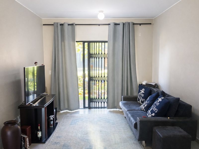 2-Bedroom, 2-Bathroom Apartment For Sale in Waterfall Ridge - Photo 2