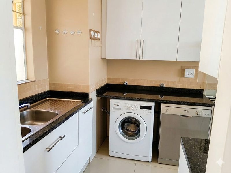 Spacious Luxury 2-Bedroom Apartment in Secure Parktown Complex – No Load Shedding, 2 Parking Bays & Communal Pool - Photo 4