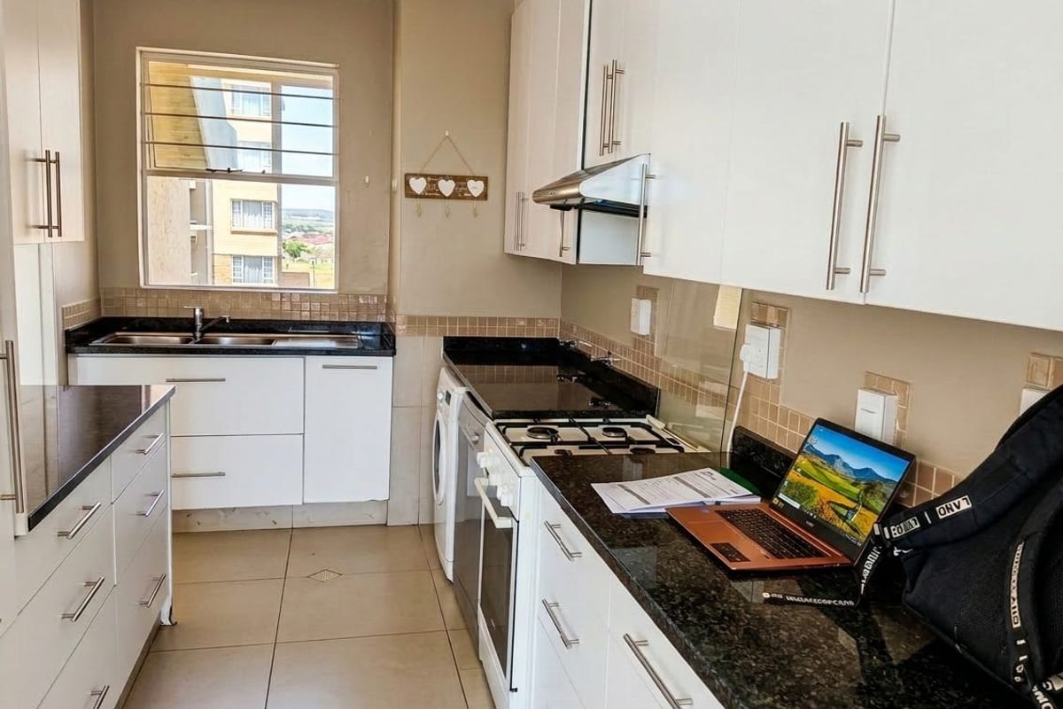 Spacious Luxury 2-Bedroom Apartment in Secure Parktown Complex – No Load Shedding, 2 Parking Bays & Communal Pool - Photo 5