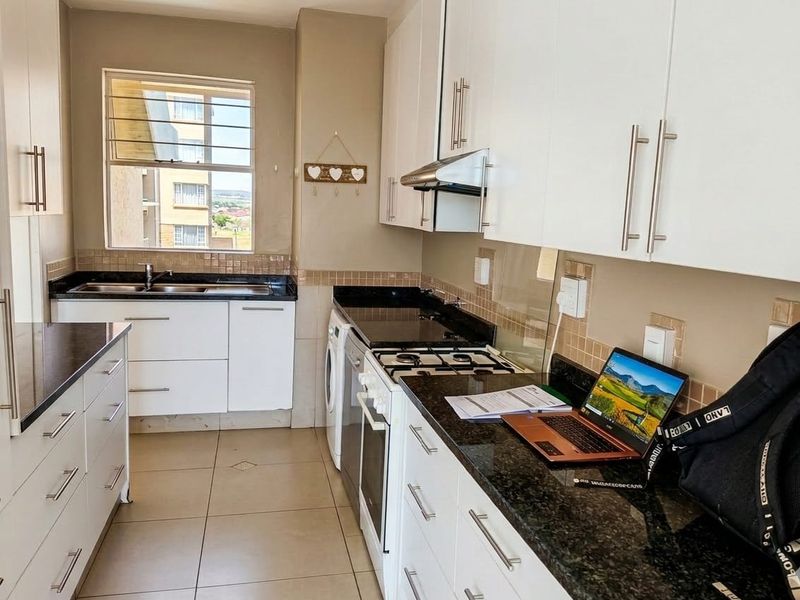 Spacious Luxury 2-Bedroom Apartment in Secure Parktown Complex – No Load Shedding, 2 Parking Bays & Communal Pool - Photo 5