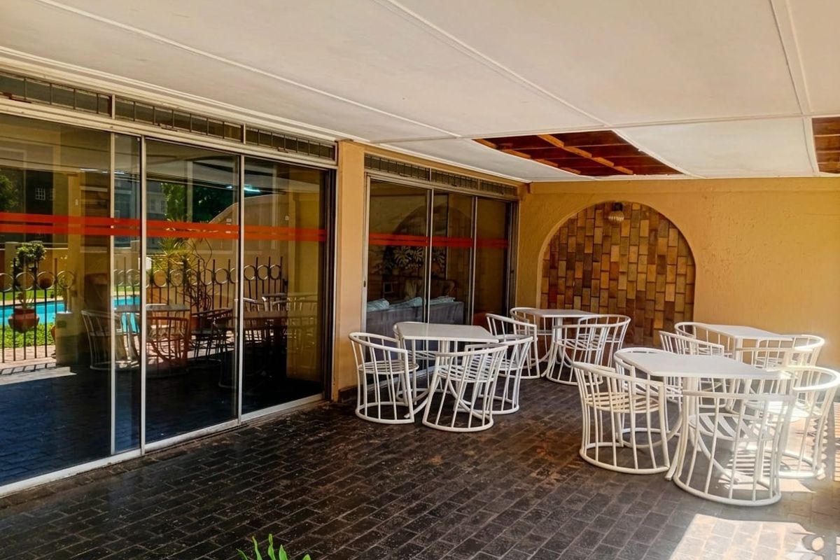 Spacious Luxury 2-Bedroom Apartment in Secure Parktown Complex – No Load Shedding, 2 Parking Bays & Communal Pool - Photo 3