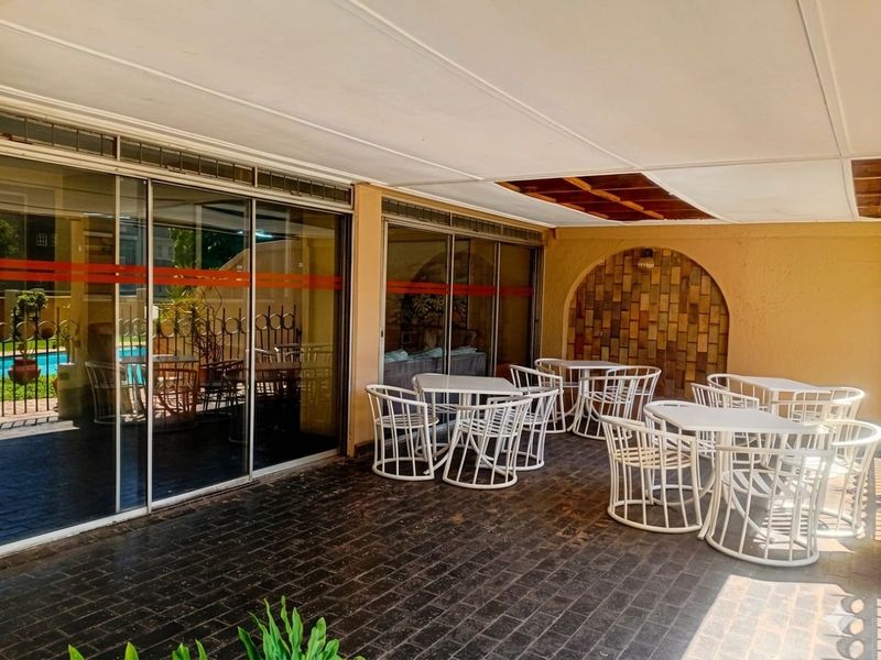 Spacious Luxury 2-Bedroom Apartment in Secure Parktown Complex – No Load Shedding, 2 Parking Bays & Communal Pool - Photo 3