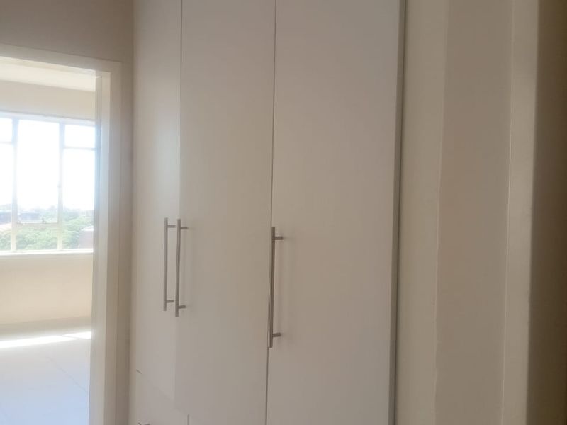 Spacious Luxury 2-Bedroom Apartment in Secure Parktown Complex – No Load Shedding, 2 Parking Bays & Communal Pool - Photo 10