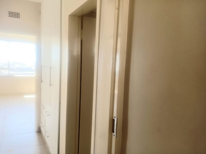 Spacious Luxury 2-Bedroom Apartment in Secure Parktown Complex – No Load Shedding, 2 Parking Bays & Communal Pool - Photo 9