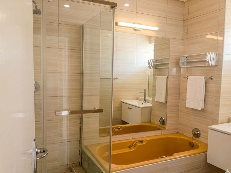 Spacious Luxury 2-Bedroom Apartment in Secure Parktown Complex – No Load Shedding, 2 Parking Bays & Communal Pool - Photo 8