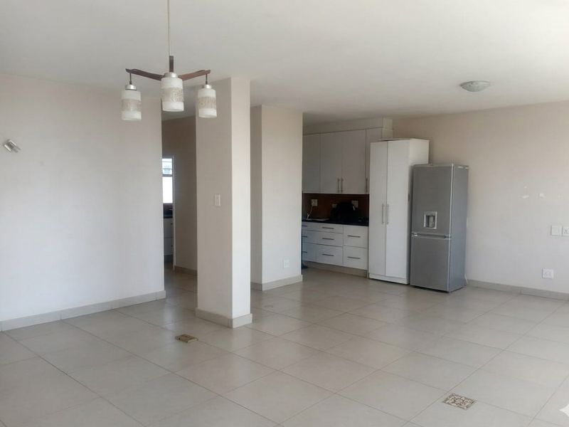 Spacious Luxury 2-Bedroom Apartment in Secure Parktown Complex – No Load Shedding, 2 Parking Bays & Communal Pool - Photo 6