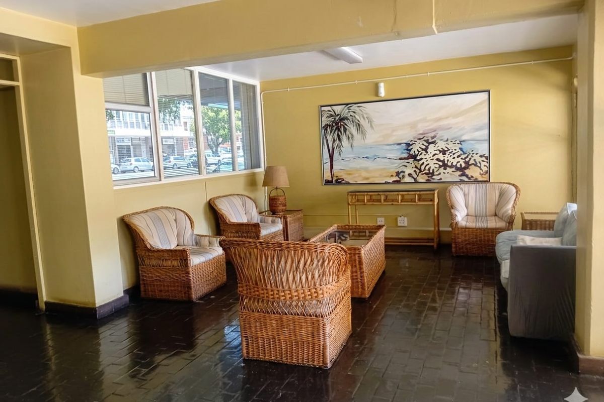 Spacious Luxury 2-Bedroom Apartment in Secure Parktown Complex – No Load Shedding, 2 Parking Bays & Communal Pool - Photo 2