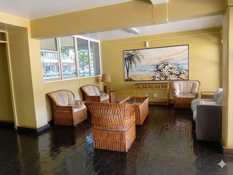 Spacious Luxury 2-Bedroom Apartment in Secure Parktown Complex – No Load Shedding, 2 Parking Bays & Communal Pool - Photo 2