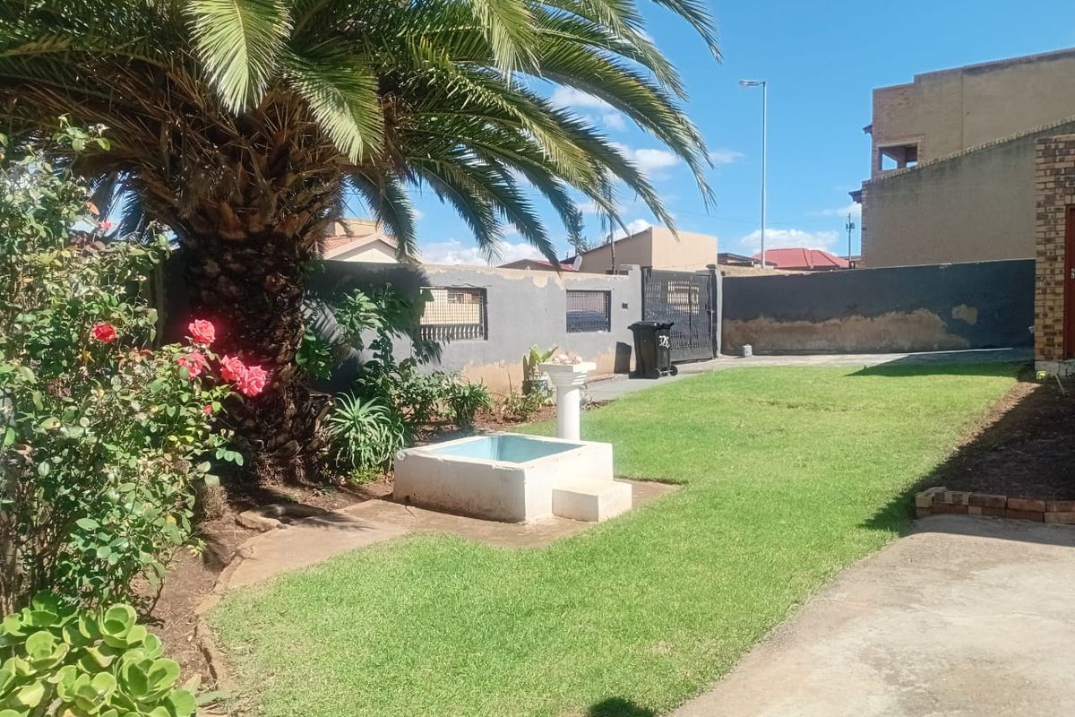 Great Investment Property: 2-Bedroom House with 4 Outside Rooms - Photo 3