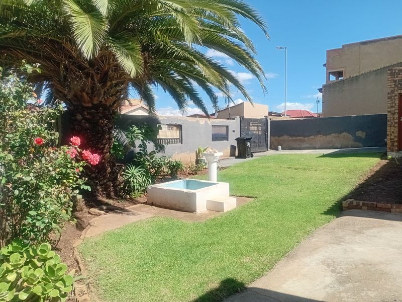 Great Investment Property: 2-Bedroom House with 4 Outside Rooms - Photo 3