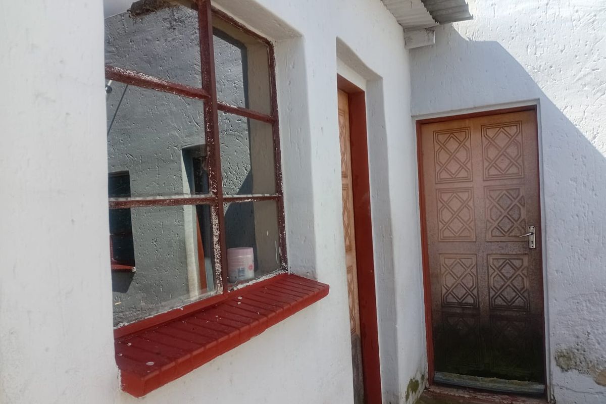 Great Investment Property: 2-Bedroom House with 4 Outside Rooms - Photo 5