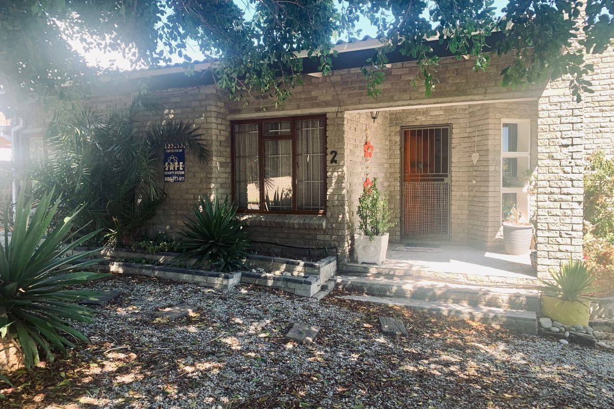 4 Bedroom Home with Separate Cottage for Sale in Kleinbaai - Photo 2