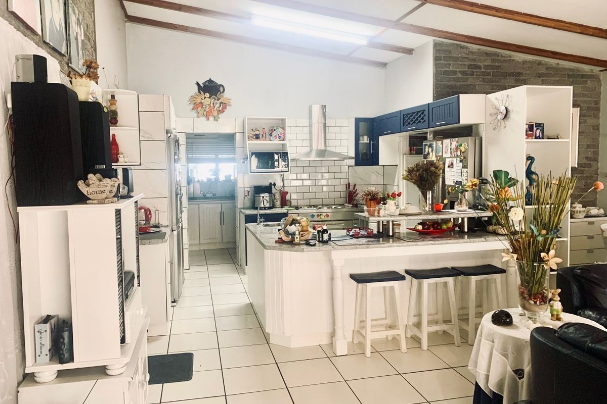 4 Bedroom Home with Separate Cottage for Sale in Kleinbaai - Photo 5