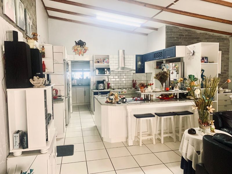 4 Bedroom Home with Separate Cottage for Sale in Kleinbaai - Photo 5