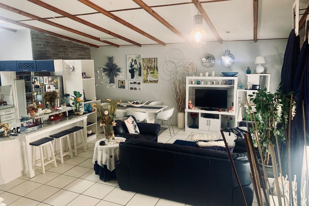 4 Bedroom Home with Separate Cottage for Sale in Kleinbaai - Photo 4