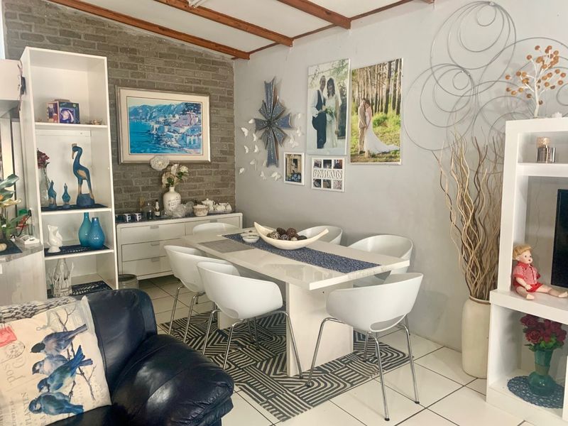 4 Bedroom Home with Separate Cottage for Sale in Kleinbaai - Photo 9