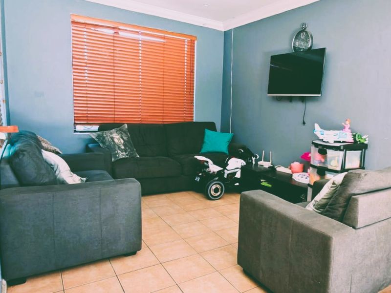 4-Bedroom Family Home with Income-Generating Flatlet in Portlands, Mitchells Plain  - Photo 7