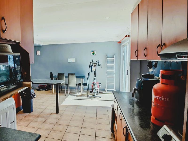 4-Bedroom Family Home with Income-Generating Flatlet in Portlands, Mitchells Plain  - Photo 6