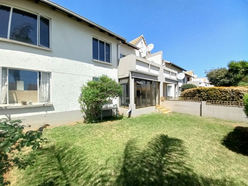 Charming 3 Bedroom Ground Floor Apartment with Large Private Garden in Eden Park Complex - Photo 2