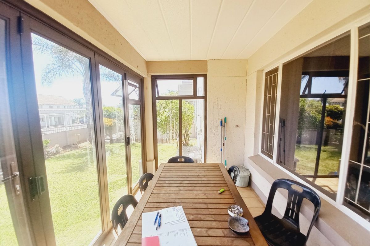 Charming 3 Bedroom Ground Floor Apartment with Large Private Garden in Eden Park Complex - Photo 3