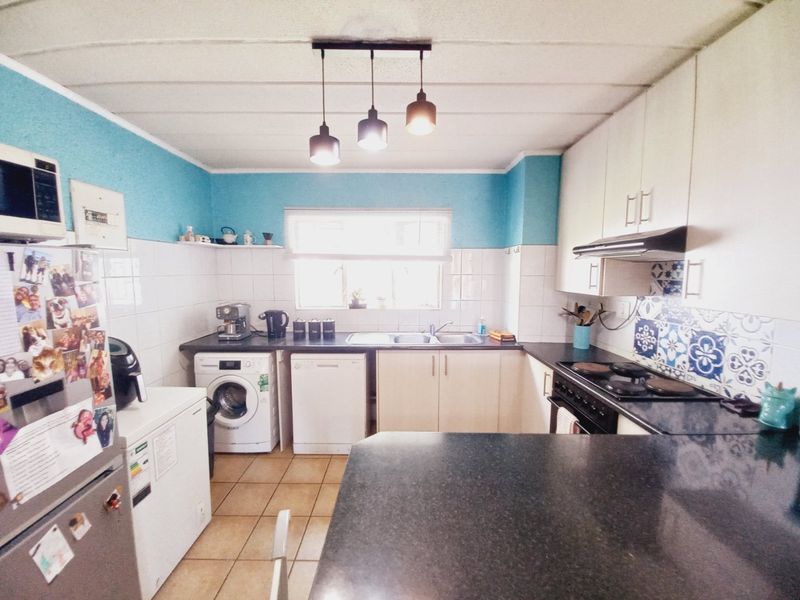 Charming 3 Bedroom Ground Floor Apartment with Large Private Garden in Eden Park Complex - Photo 9