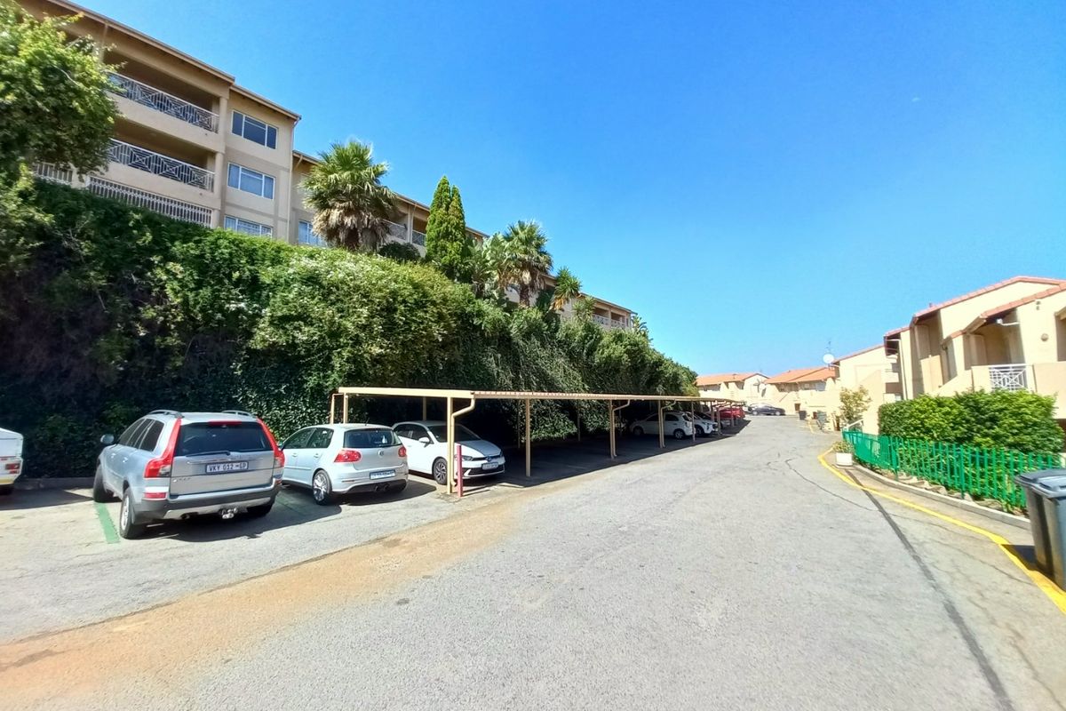 Lovely Move-In Ready 2 Bedroom Apartment with Panoramic Views in a Secure Lifestyle Complex - Photo 2