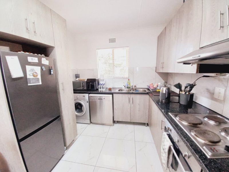 Lovely Move-In Ready 2 Bedroom Apartment with Panoramic Views in a Secure Lifestyle Complex - Photo 8