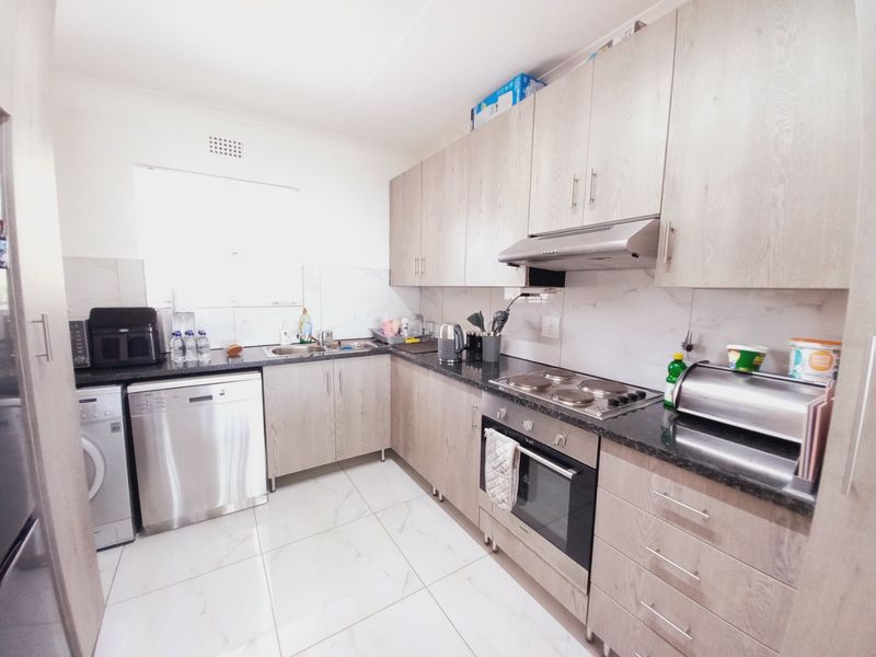 Lovely Move-In Ready 2 Bedroom Apartment with Panoramic Views in a Secure Lifestyle Complex - Photo 7