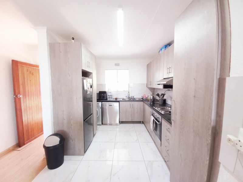 Lovely Move-In Ready 2 Bedroom Apartment with Panoramic Views in a Secure Lifestyle Complex - Photo 6