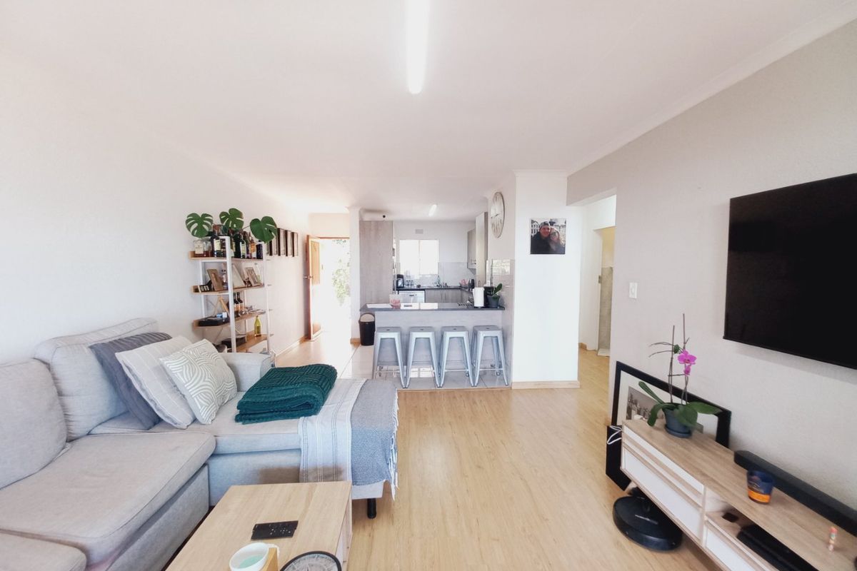 Lovely Move-In Ready 2 Bedroom Apartment with Panoramic Views in a Secure Lifestyle Complex - Photo 5