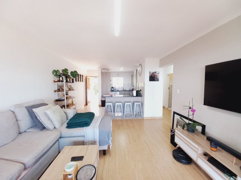 Lovely Move-In Ready 2 Bedroom Apartment with Panoramic Views in a Secure Lifestyle Complex - Photo 5