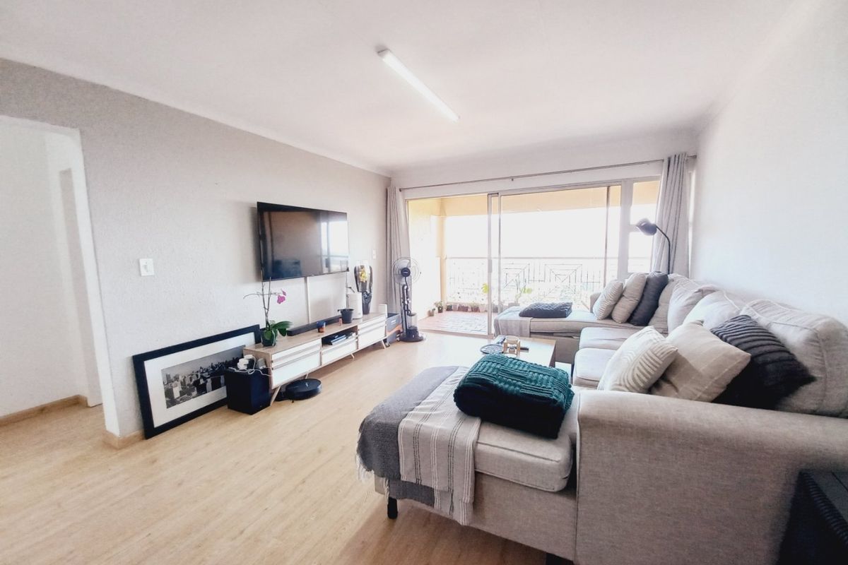 Lovely Move-In Ready 2 Bedroom Apartment with Panoramic Views in a Secure Lifestyle Complex - Photo 3