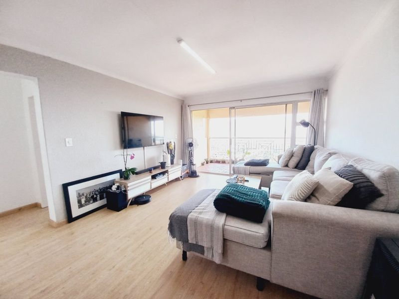 Lovely Move-In Ready 2 Bedroom Apartment with Panoramic Views in a Secure Lifestyle Complex - Photo 3