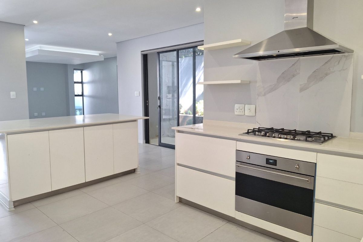 Modern 5Bed Masterpiece - Photo 2