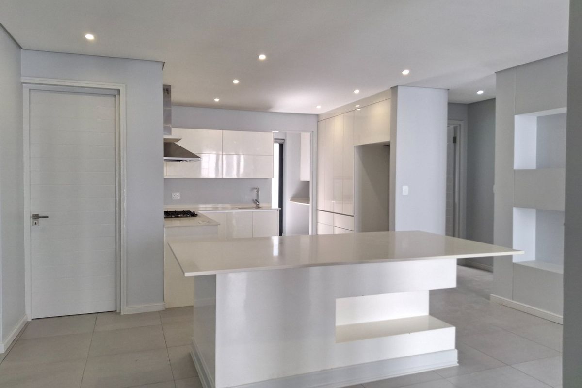 Modern 5Bed Masterpiece - Photo 5