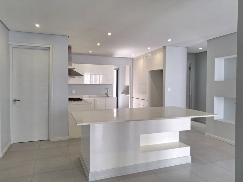 Modern 5Bed Masterpiece - Photo 5