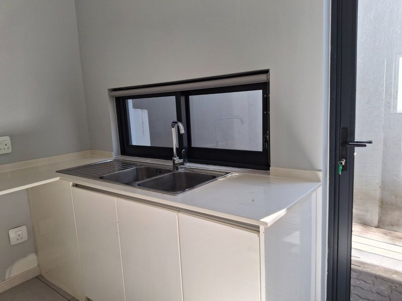 Modern 5Bed Masterpiece - Photo 7