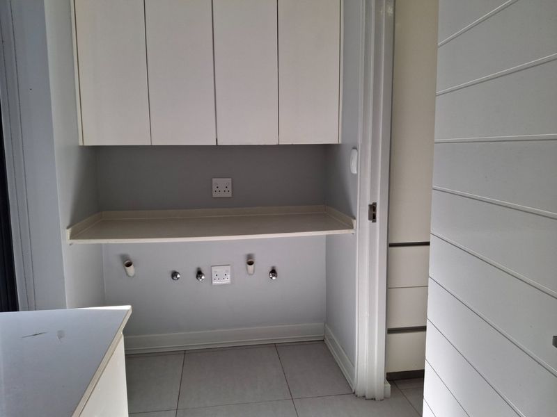 Modern 5Bed Masterpiece - Photo 6