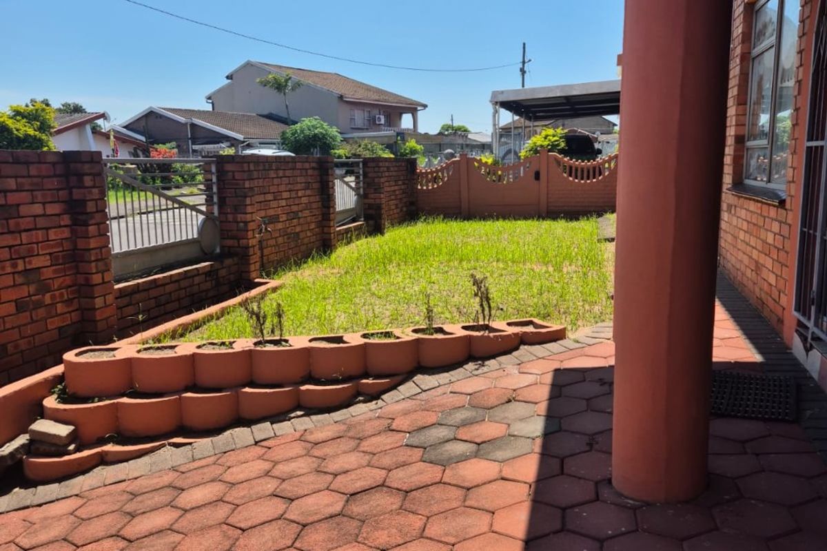 5 bedroom house for sale in Merebank R2mil - Photo 5