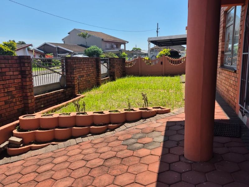 5 bedroom house for sale in Merebank R2mil - Photo 5