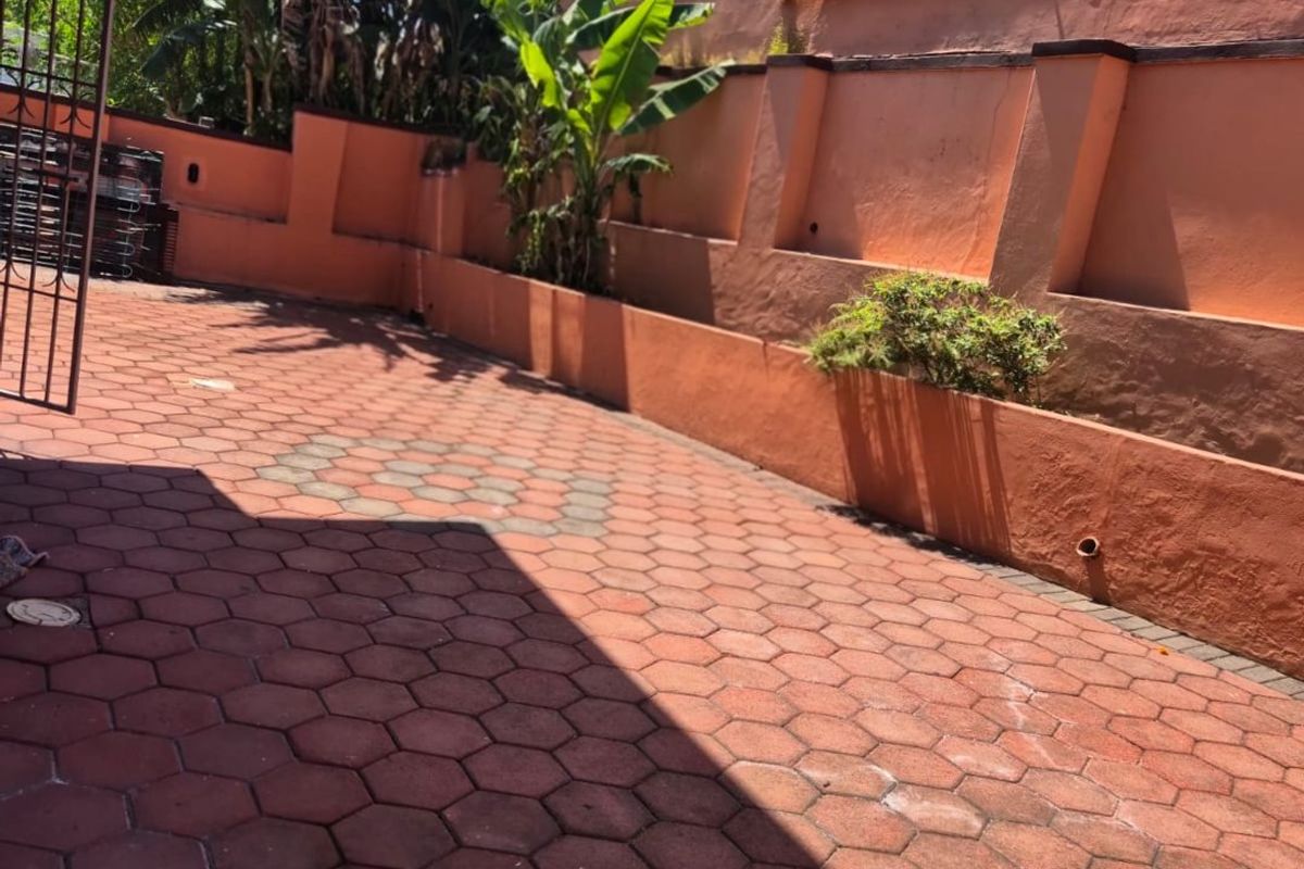 5 bedroom house for sale in Merebank R2mil - Photo 3