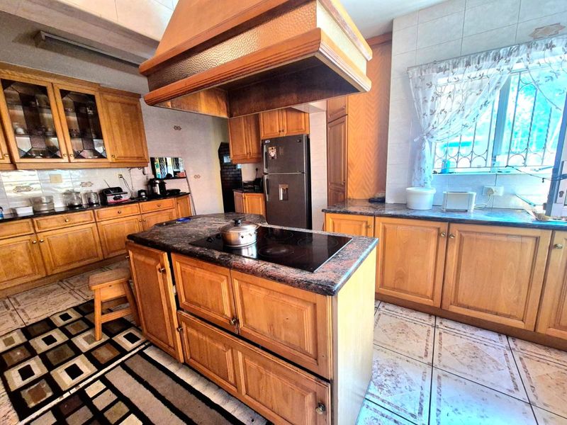 5 bedroom house for sale in Merebank R2mil - Photo 9