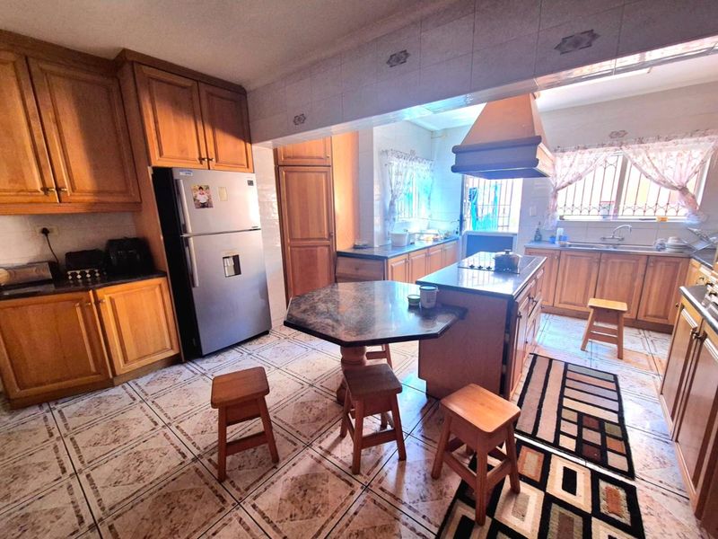 5 bedroom house for sale in Merebank R2mil - Photo 6