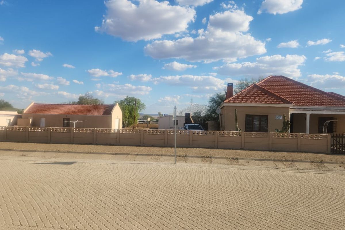 3 bedroom house for sale - Photo 2