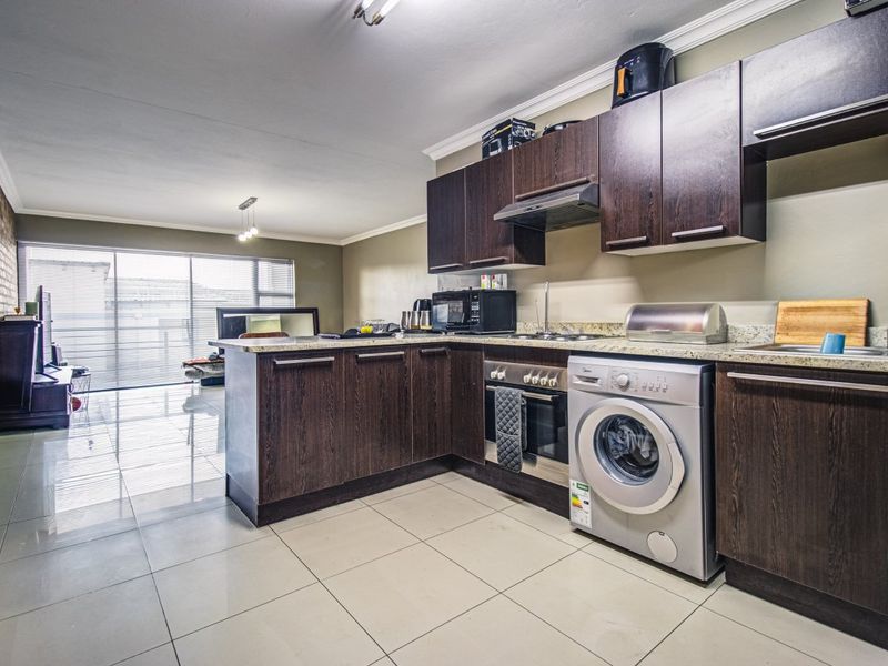 Modern 2-Bedroom Apartment with Excellent Lifestyle Amenities - Photo 3