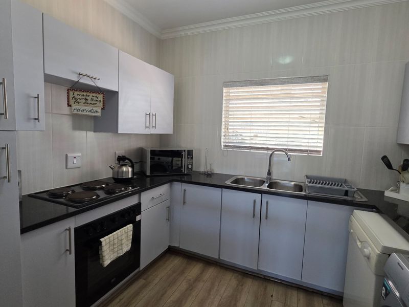 Ground Floor Apartment... Very Popular Complex... Close to The Beach !!! - Photo 9