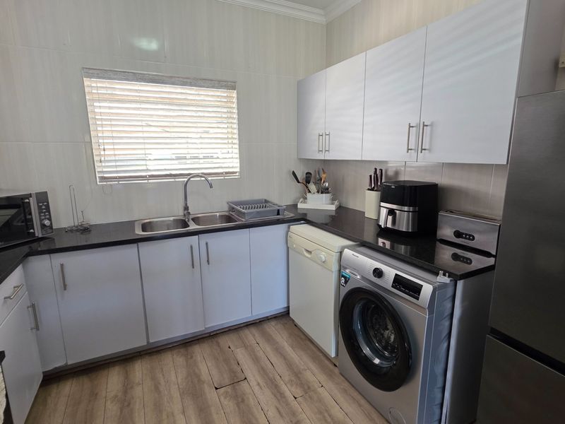 Ground Floor Apartment... Very Popular Complex... Close to The Beach !!! - Photo 8